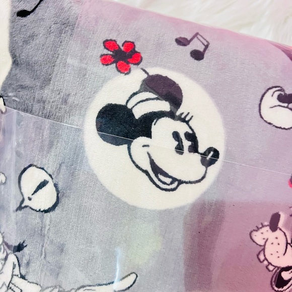 Mickey Pillows‎ and Throw Bundle - Picture 3 of 7